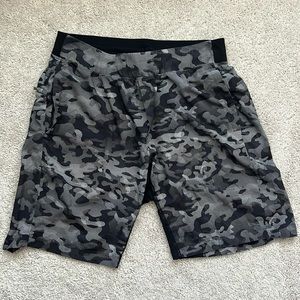 Lululemon Men’s Dot Camo Workout Shorts, mens Lrg, EUC